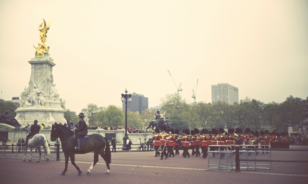 changing-of-guards-buckingham-palace_effected