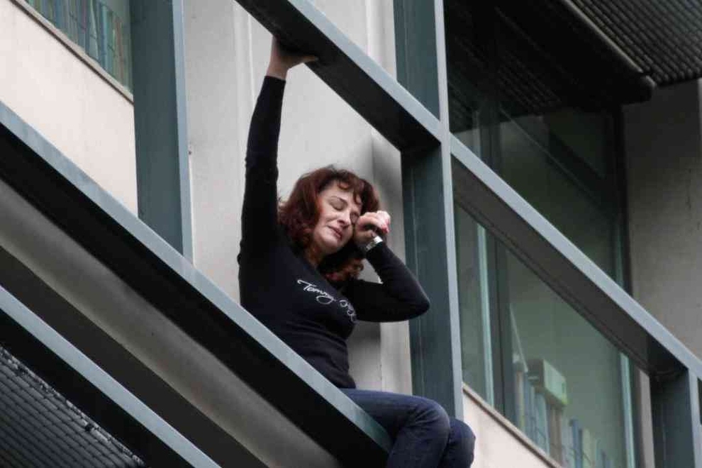 A woman's suicide attempt in Greece